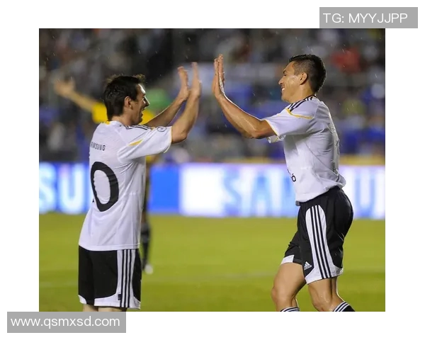 足球明星与娱乐圈明星亲密互动共聚一堂引发粉丝热议与期待